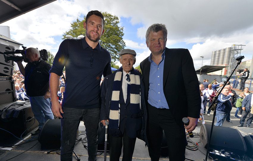 英超首轮爆满的山楂球场,空了一个座位