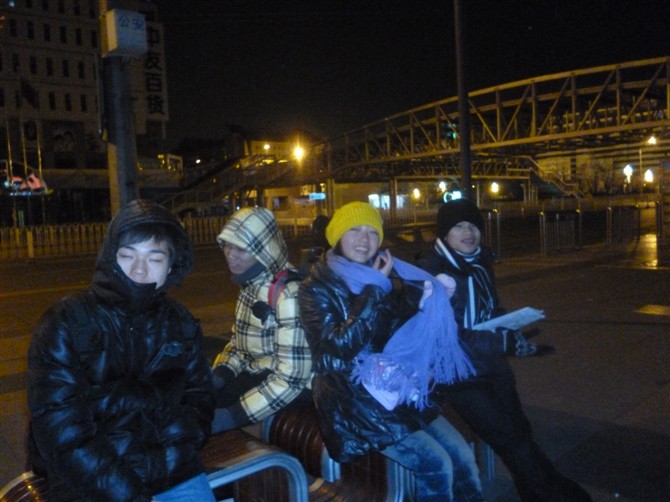 冬天的寒夜里，我们从北京西站走到*安门天**看升*旗国**