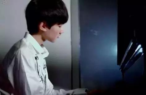 爱豆弹钢琴视频,会弹钢琴的女爱豆