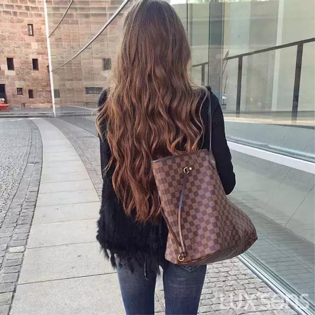 大街上真的一眼能看出包的真假,如何鉴别别人背的真假lv