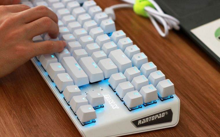 镭拓mxx机械键盘拆解,手感好炫酷的键盘