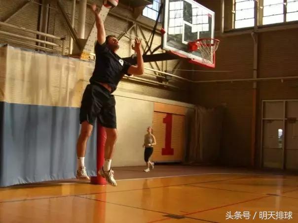 接一传是面对发球人还是面对二传,打排球发球时要先抛球