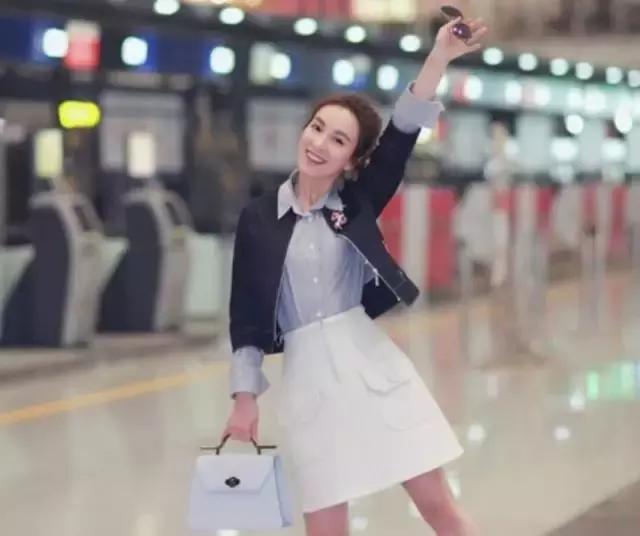 明星尬拍名场面,明星机场撞柱子尬舞