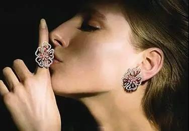 戒指戴在哪个手指有讲究吗,戒指戴在哪个手指上面有讲究吗