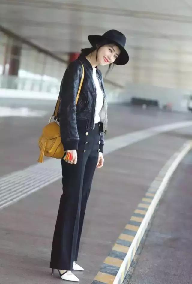 明星尬拍名场面,明星机场撞柱子尬舞