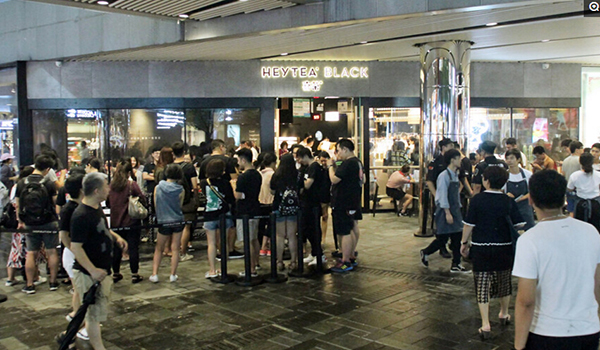 喜茶进京生意这么火？雷雨天也要排队2小时星巴克更是被虐成狗