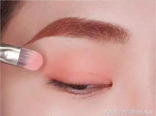 短头发怎么扎热巴同款蝴蝶结发型,怎样扎迪丽热巴的发型丸子头