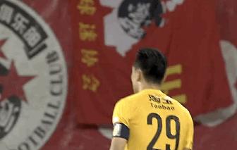 足球打耳光的庆祝动作,足球场上庆祝宝宝出生的动作