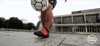 足球教学4种花式实用过人,新手必学的足球花式动作