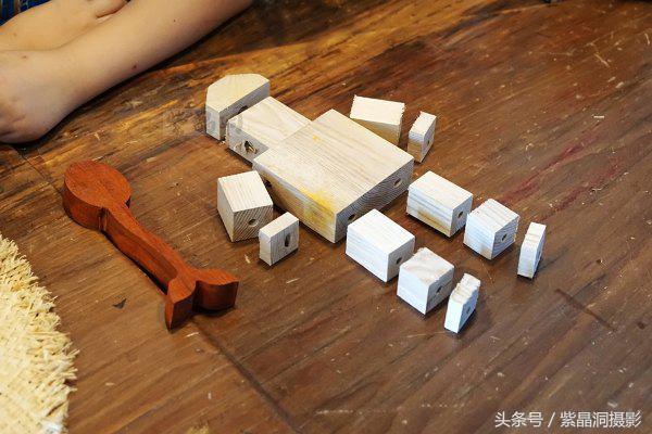 我们是谁？游客！我们做啥？木工！怎么做？打酱油！