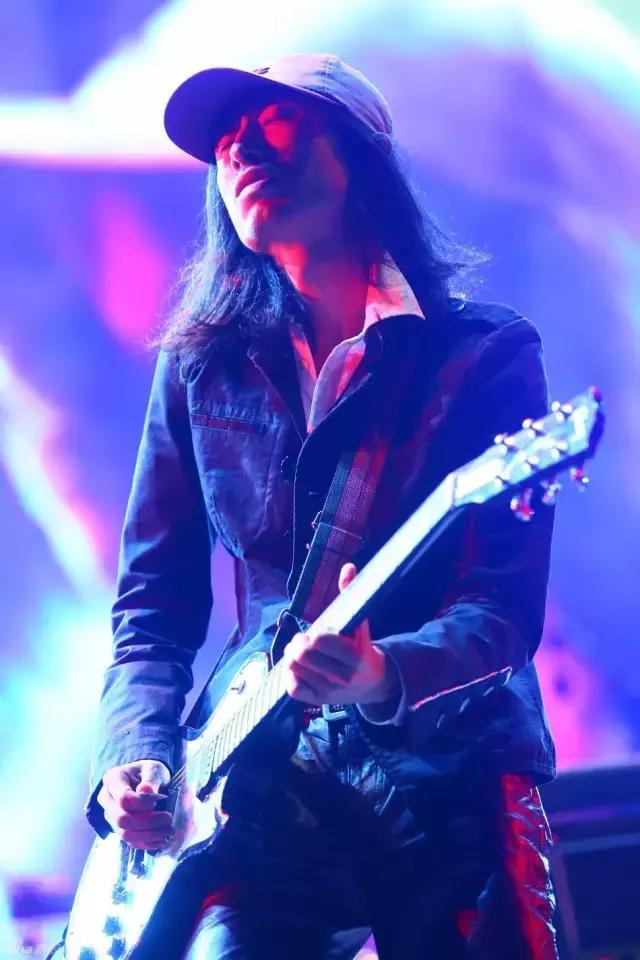 谢天笑我无法拥抱你,谢天笑消失在黑夜里