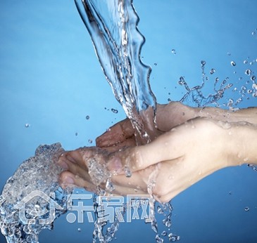 炒菜时被油烫伤怎么处理,炒菜被油烫伤起泡怎么处理