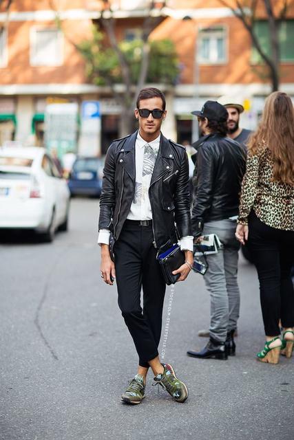 白色t恤褐色皮衣怎么搭配,男士皮衣外套搭配什么裤子