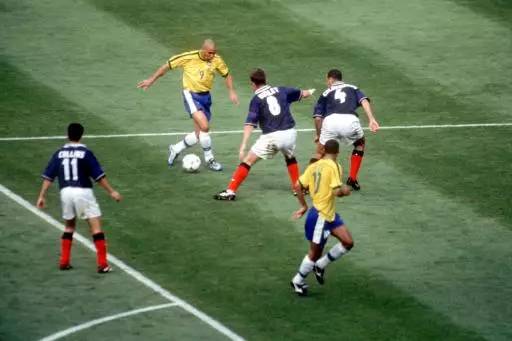 小个子防守大个子的技巧,篮球小个子怎么防守大个子