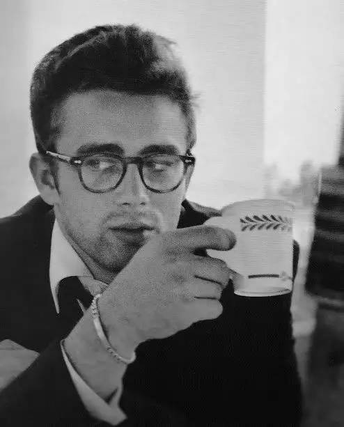 普通男人戴眼镜显得沉稳了,戴眼镜的男人如何保持帅气