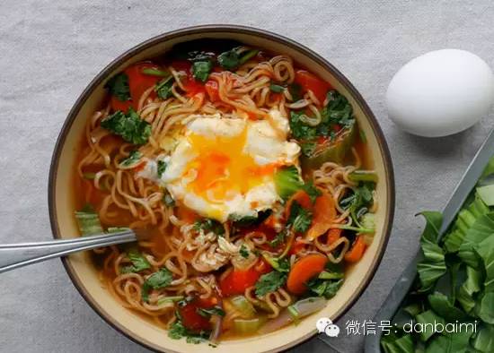 这个男人20年吃遍5600种泡面！还出版了世界泡面全书，疯了吧？