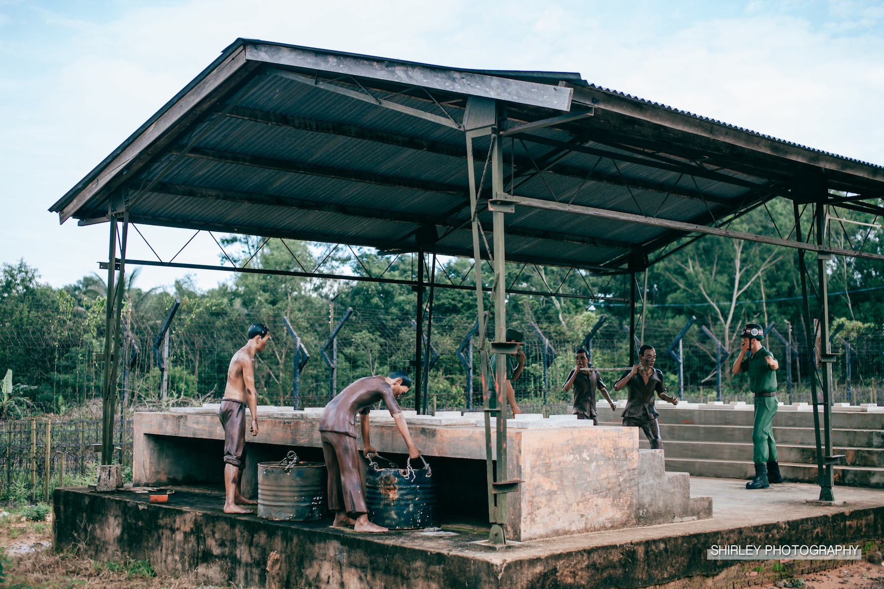 实拍曾经的越南战俘监狱，那的战俘曾遭到电击、水淹、虎笼虐待