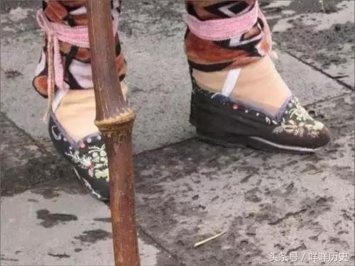 古人为何要给女子裹上小脚,古时候为什么女人要裹小脚