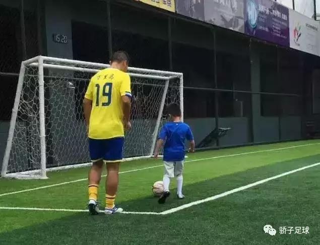 当你有一个爱跳舞的老爸,一个热爱足球的爸爸特点