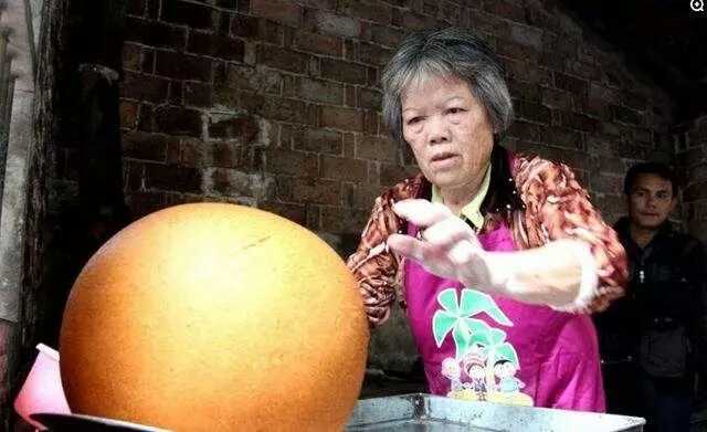 老太太卖东西摆摊,70岁老太太街头卖小吃