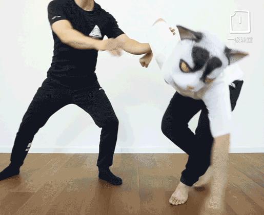 被壮汉勒住脖子该怎么办,被歹徒勒住脖子怎么自救搞笑