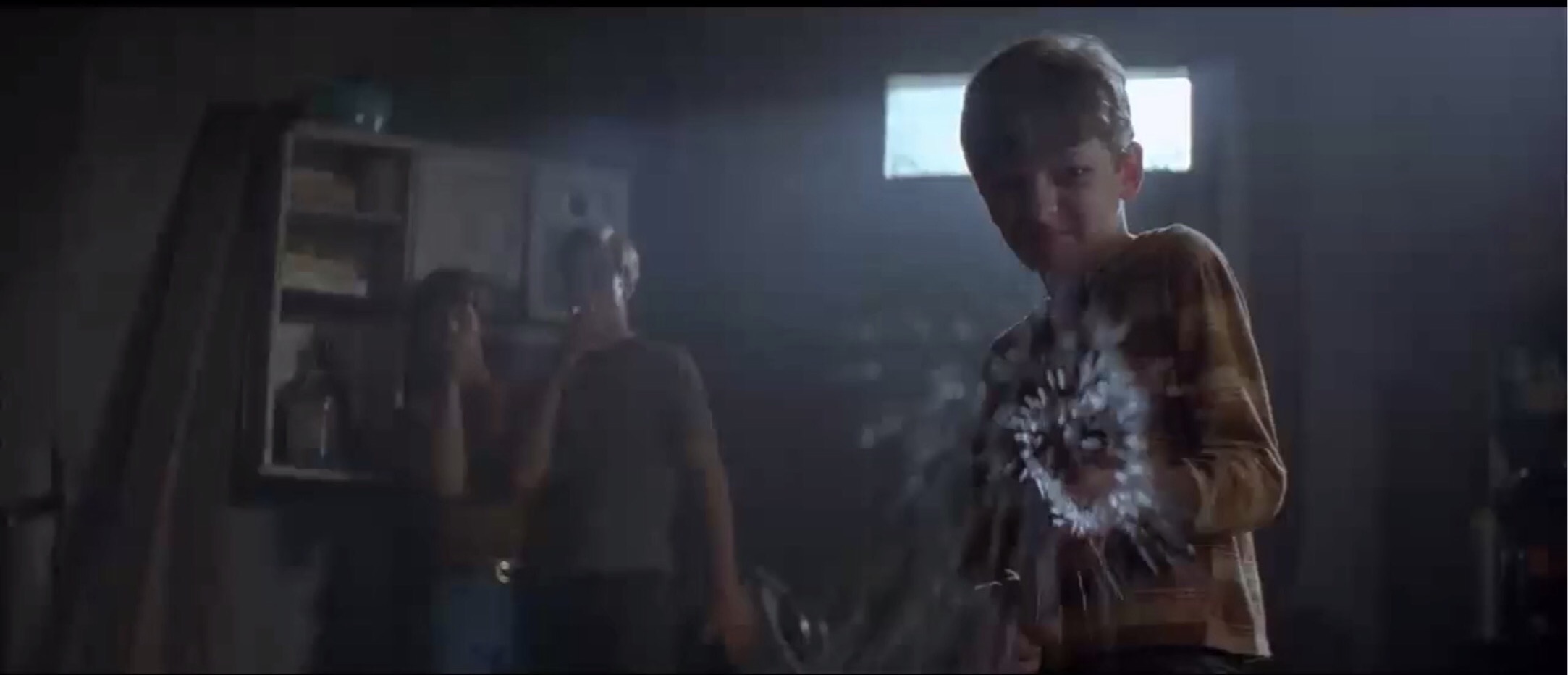 人性的丑恶在此刻一览无遗,人性是扭曲的不忍直视的