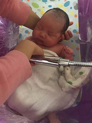 宝宝湿疹黄色液体结痂是快好了吗,宝宝耳朵里有黄色分泌物是湿疹吗