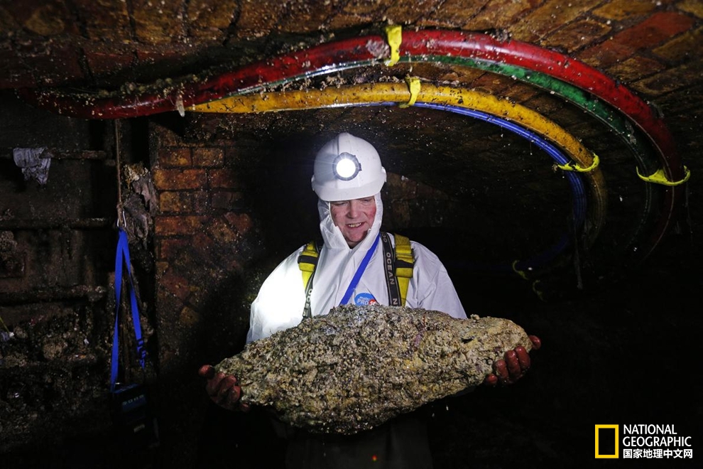 地沟油堵塞下水道,清除管道地沟油