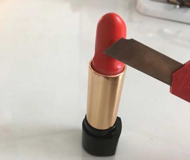 无心弄断女友唇膏，小伙连夜加工瞒天过海