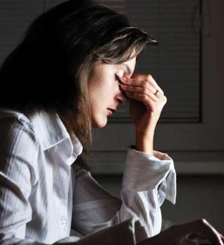 眼窝凹陷要怎么才能好看,眼睛一到下午上眼窝凹陷咋回事