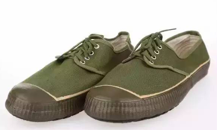 好看又时尚的小白鞋,好看又潮流的小白鞋