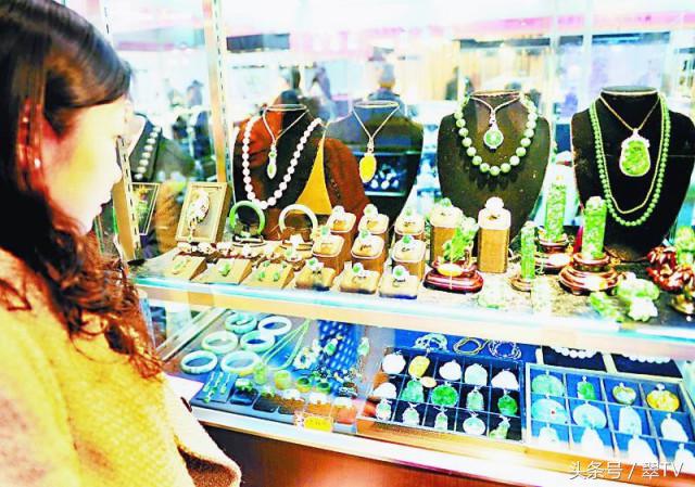 这9种长得很像翡翠的石头，价格很便宜，买错你就吃大亏