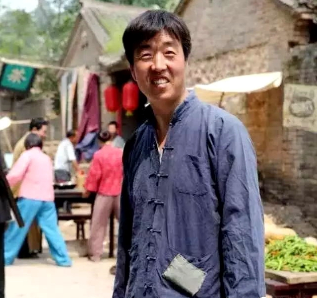 义马“泥人周”，酷爱普通红胶泥，烂泥巴塑出憨态可掬小泥人！