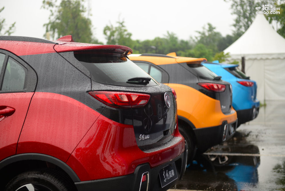 国产小型suv东风风神ax4,5到7万suv东风风神ax4