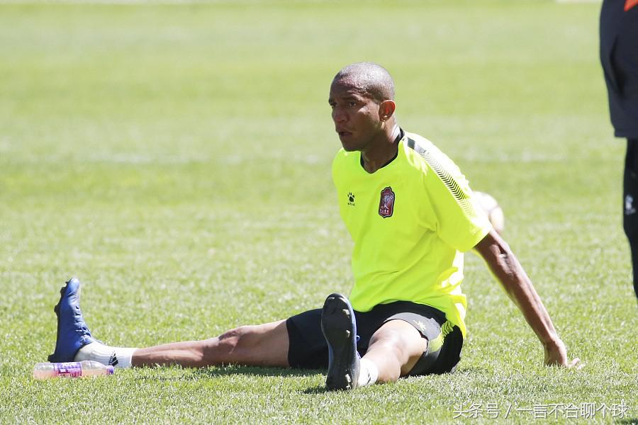 意外和中国足球说再见！14年342场，38岁外援谢幕