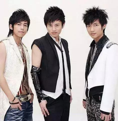 终于知道娱乐圈哪对CP爱撒狗粮了，隔着屏幕都闻到恋爱的酸臭味