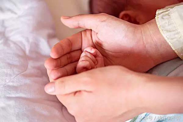 手一到冬天就干燥粗糙是怎么回事,生完孩子手干燥得特别厉害