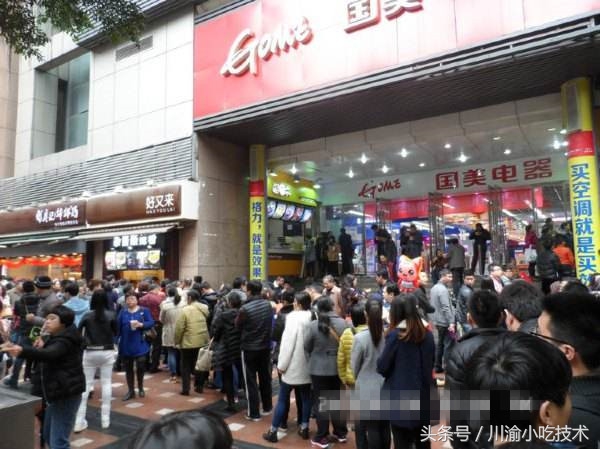 一碗正宗重庆酸辣粉需要15种调料,一碗8元钱的酸辣粉要放多少汤水