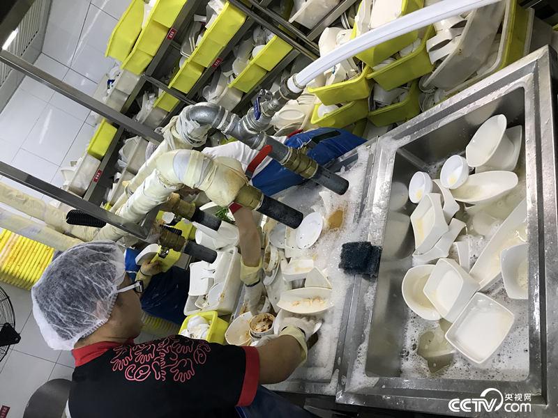 “后厨危机”下海底捞火爆依旧消费者为何逆向选择？央视网报