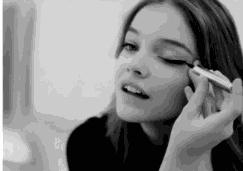 可以带着游泳的耳机,可以带着游泳的电话手表