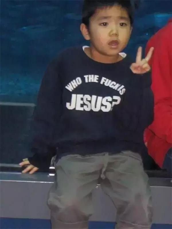 不懂英文衣服上的字母尴尬了,不懂英文别乱穿