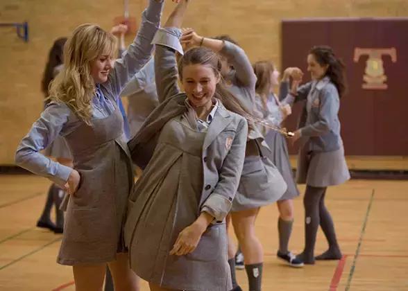 开学第一天怎么穿校服更好,开学了熊孩子开心了