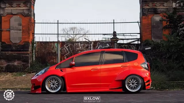 为了装上心仪轮毂换成五孔轴头，这辆爆改宽体的涡轮飞度真帅！