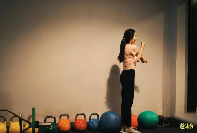 健身美女穿搭,健身美女穿着打扮