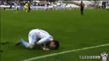 足球场上笑死人瞬间,足球笑死人的搞笑视频