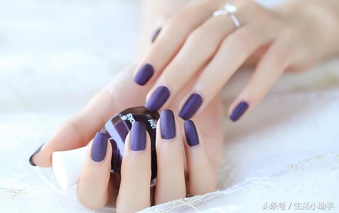 流行色指甲油,诉说你的高冷范儿、绕指柔