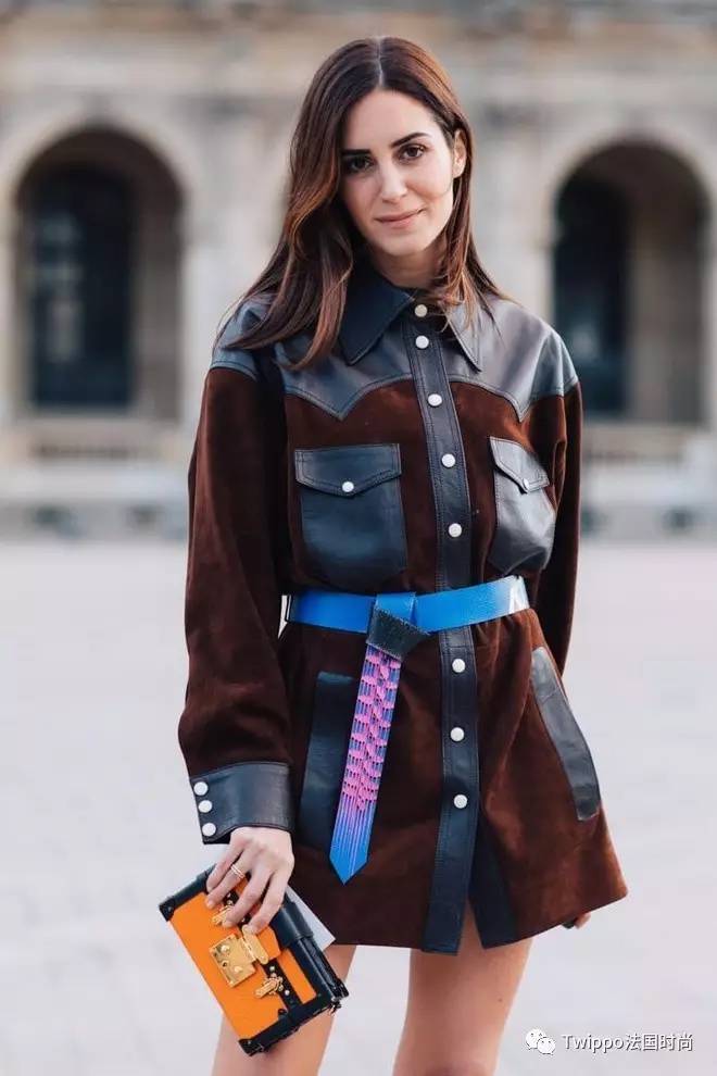 现在还流行挎肩包吗,现在流行手提包还是链条包