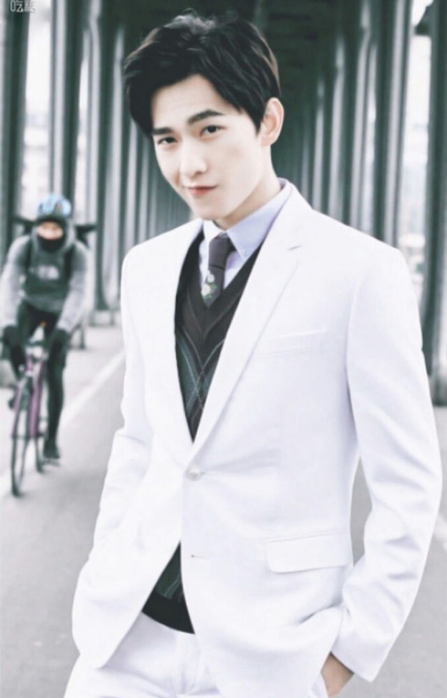 杨洋冬日暖男风造型穿搭,杨洋的运动装穿搭学院青春感十足