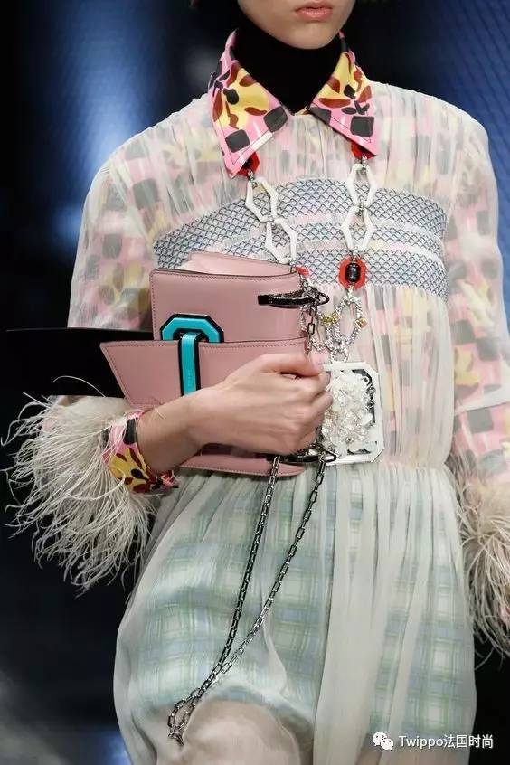 迷你小肩包,现在还流行小皮包包吗