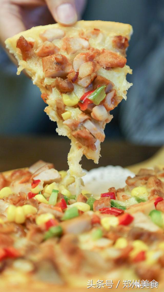 喵~铲屎官注意，郑州东区这家小店各种萌喵环绕，桌上披萨有料！